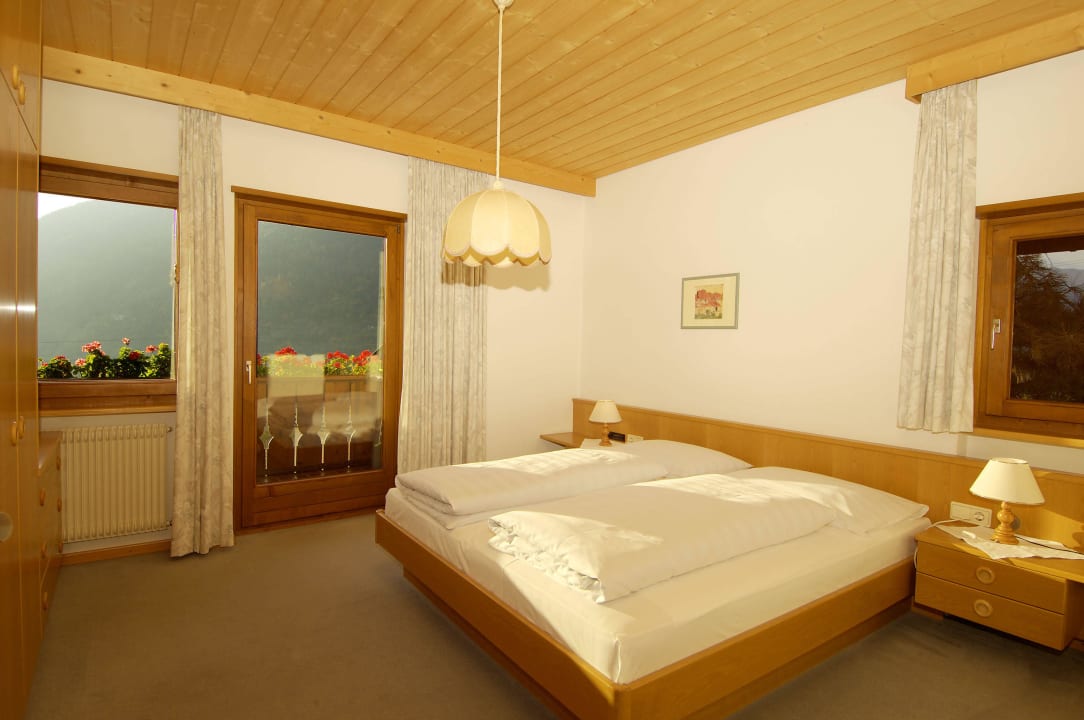 Gartenanlage und Parkplatz am Haus Apartments Gasserhof