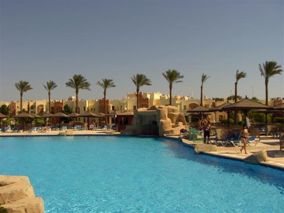 Pool am Hauptrestaurant SUNRISE Royal Makadi Resort