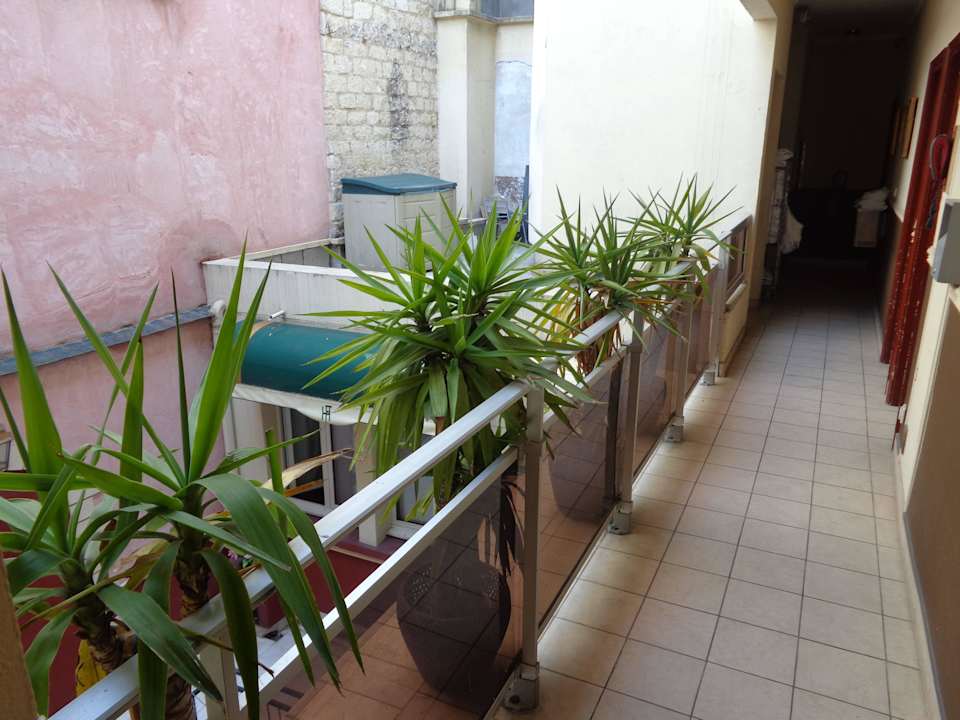 Gang vor den Zimmern mit Hinterhof Hotel de la Felicite