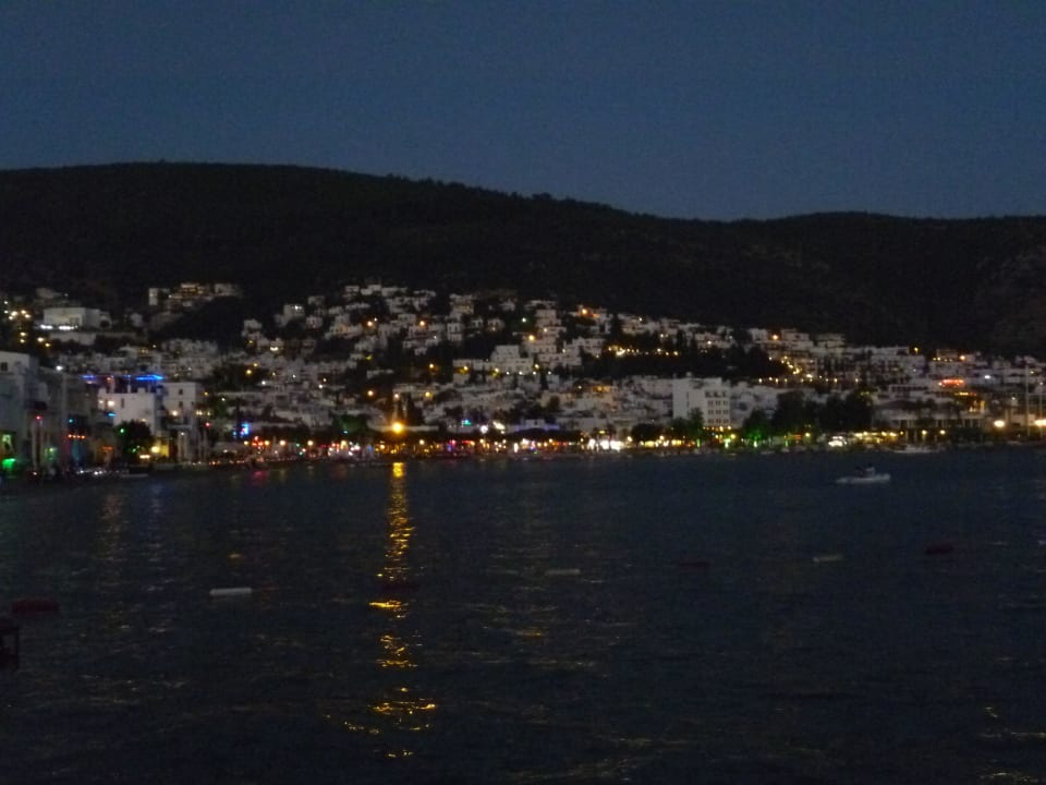 Blick auf Bodrum-Stadt am Abend Salmakis Resort & Spa