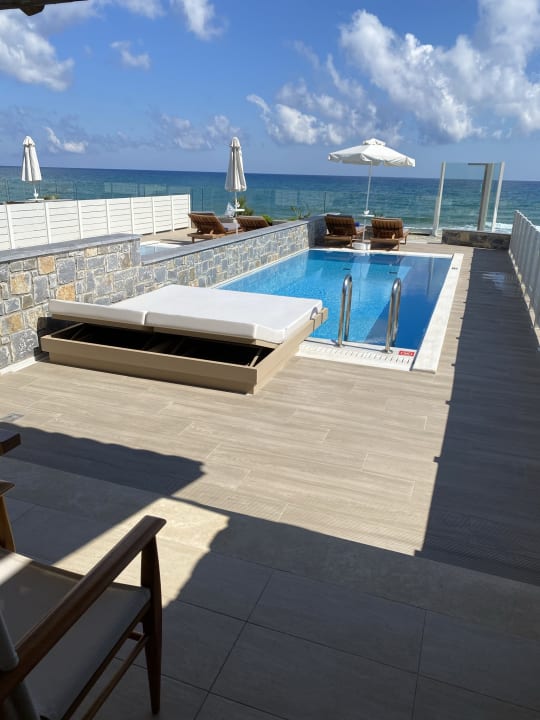 Zimmer Alexander Beach Hotel & Village Resort