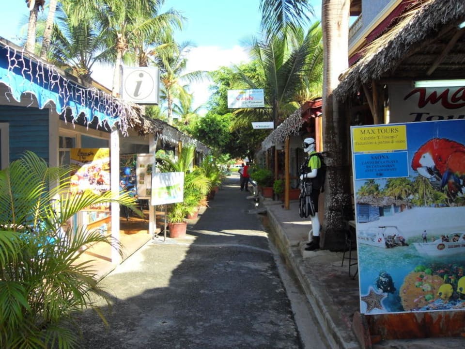 Einkaufsstrasse vor dem Hotel Hotel Viva Dominicus Beach by Wyndham - All Inclusive Resort