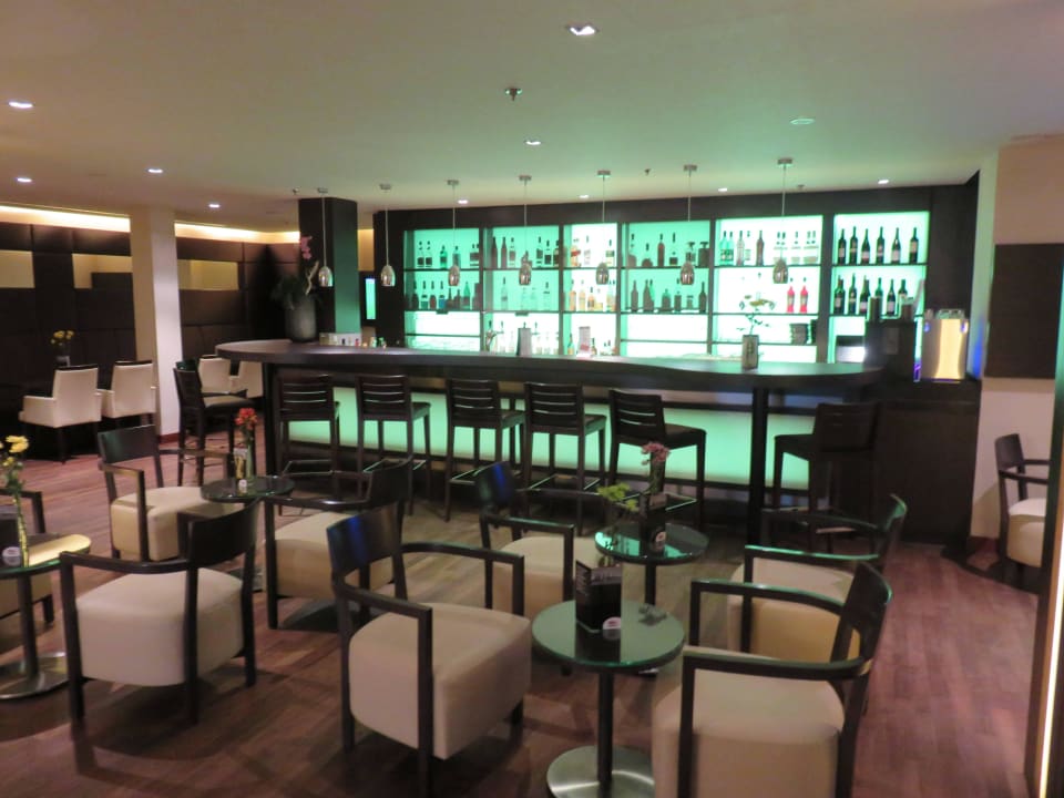Bar in der Lobby Courtyard by Marriott Wiesbaden-Nordenstadt