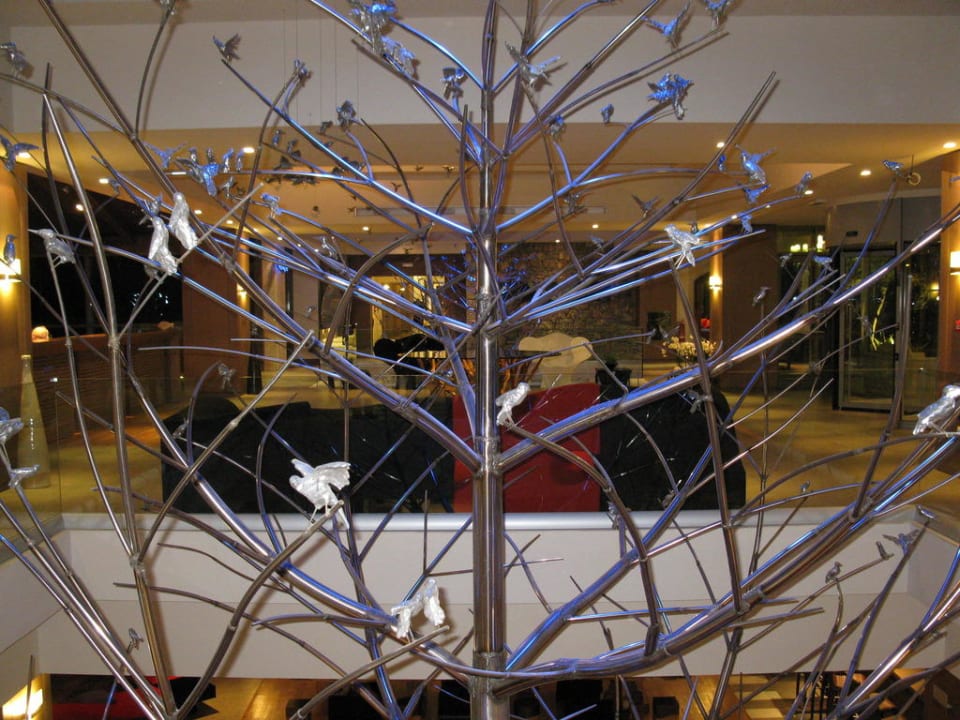 Metallbaum "wächst" über zwei Etagen Aquagrand Artistic Luxury Beach Resort - Adults only