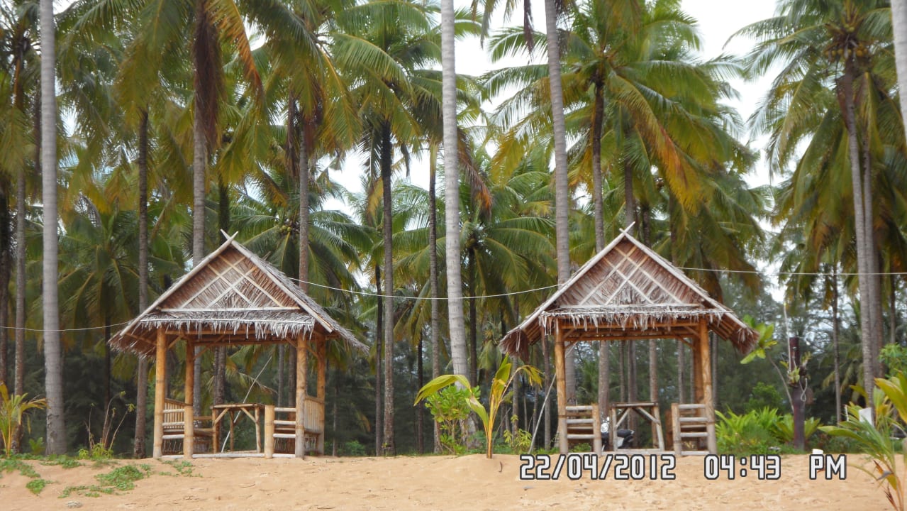 Beim Strandspaziergang Baan Khaolak Beach Resort