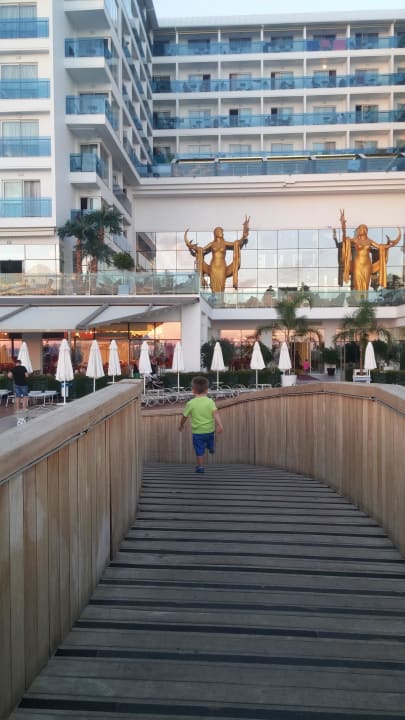 Pool Richtung Hotel Azura Deluxe Resort & Spa Hotel