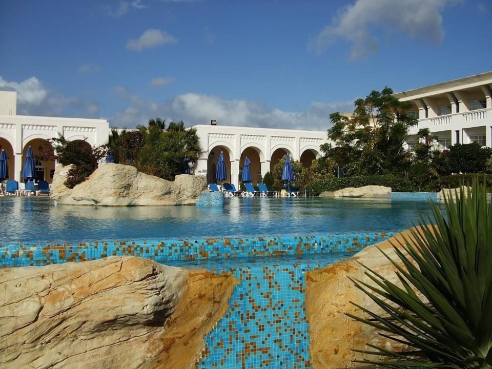 Pool mit Restaurant im Hintergrund Hotel Medina Belisaire & Thalasso