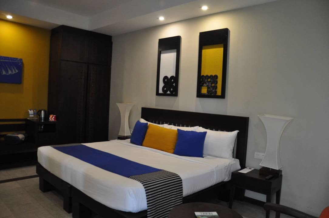 Bett und Kleiderschrank Club Hotel Dolphin
