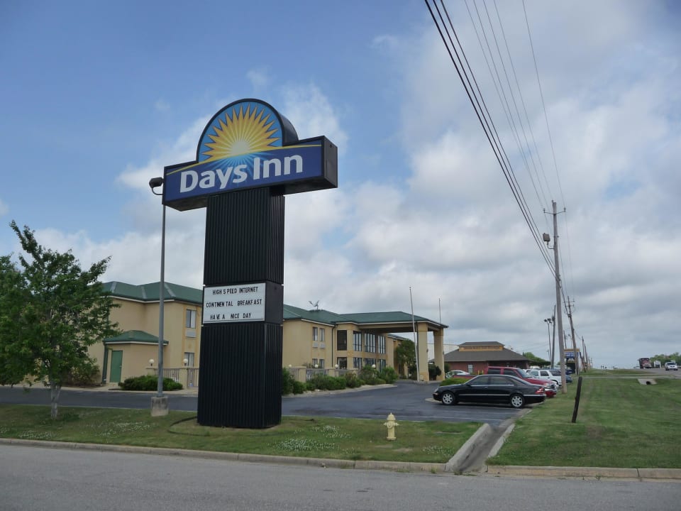 Straßenseite Hotel Days Inn Montgomery