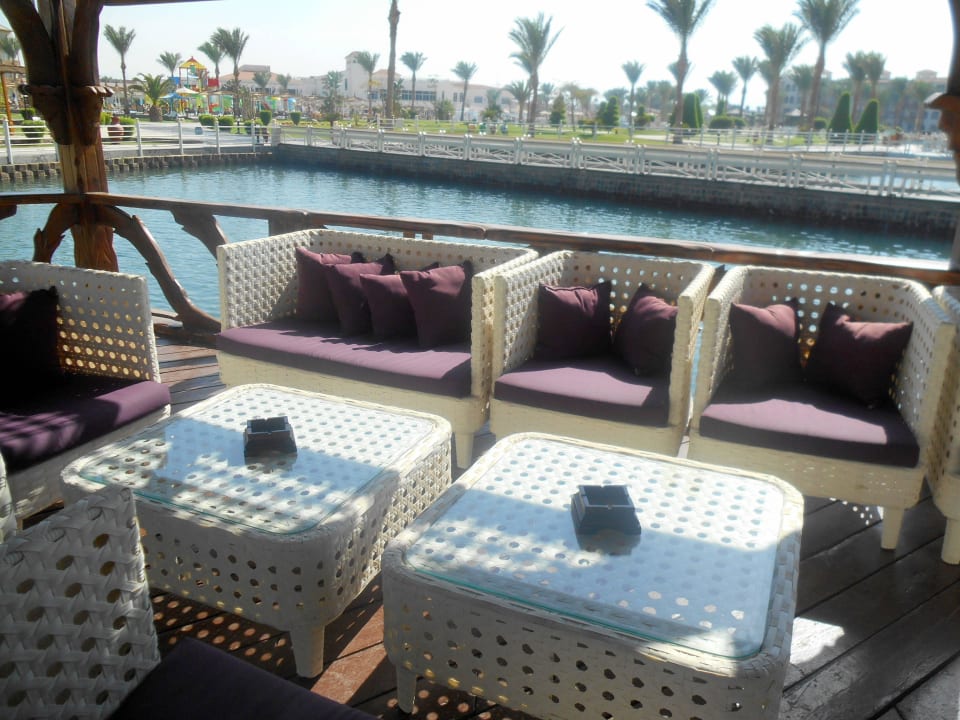 Sitzgelegenheiten vorm Castello Pickalbatros Dana Beach Resort - Hurghada