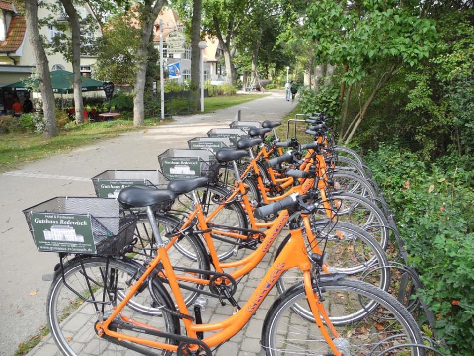 Fahrrad-Rast an der gepflegten Promenade Hotel Gutshaus Redewisch