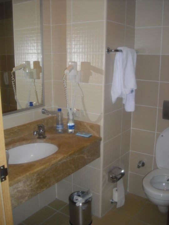 Mini-Badezimmer mit vielen Defekten Sunis Kumköy Beach Resort Hotel & Spa