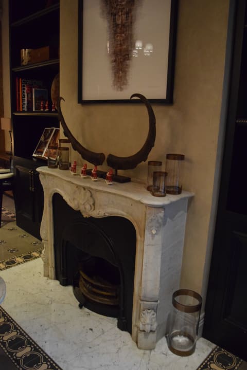 Deko-Kamin in der Lobby des Hotels... The House Hotel Vault Karakoy