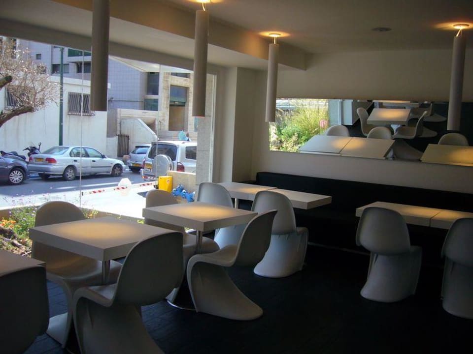 Вид из лобби на улицу Savoy Sea Side Hotel