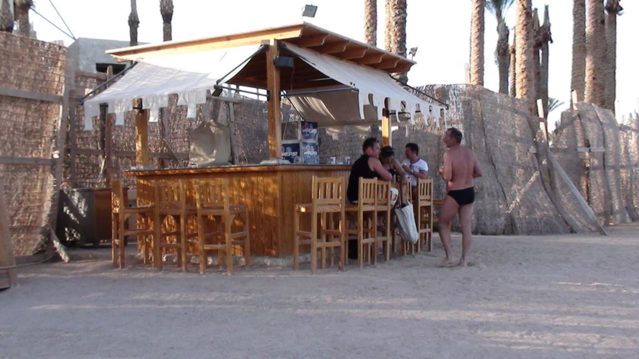 Neue Strandbar vor dem Sunwing Water World Grand Makadi