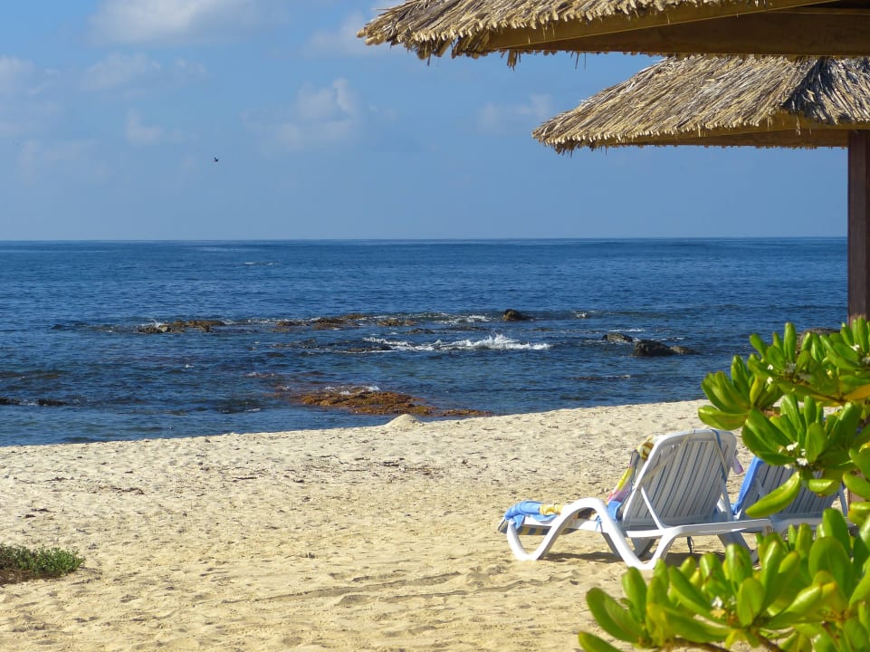 Strand vor dem Hauptgebäude Wyndham Garden Salalah Mirbat
