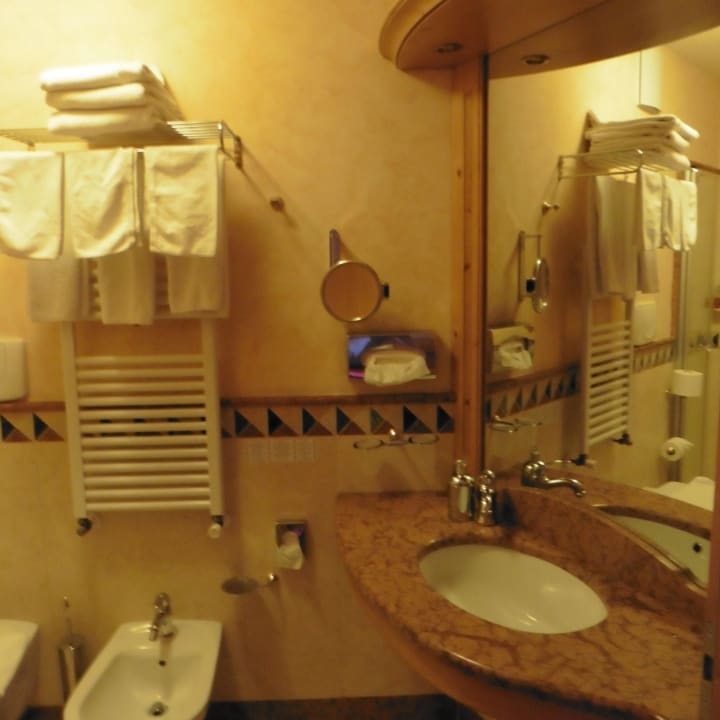 Bad mit WC und Dusche Zimmer 211 Hotel Lagorai