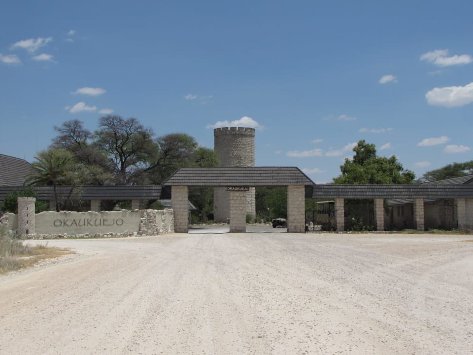 Einfahrtstor und ehemaliger Wasserturm Okaukuejo Camp