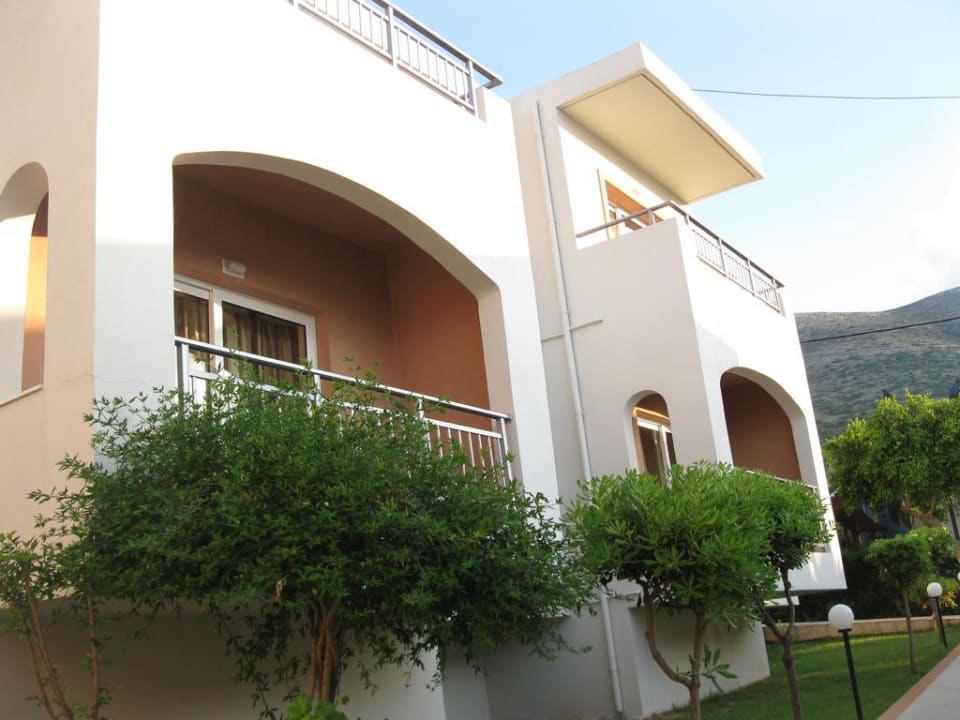 Außenansicht eines der Hotelgebäude Eurohotel Katrin Hotel & Bungalows