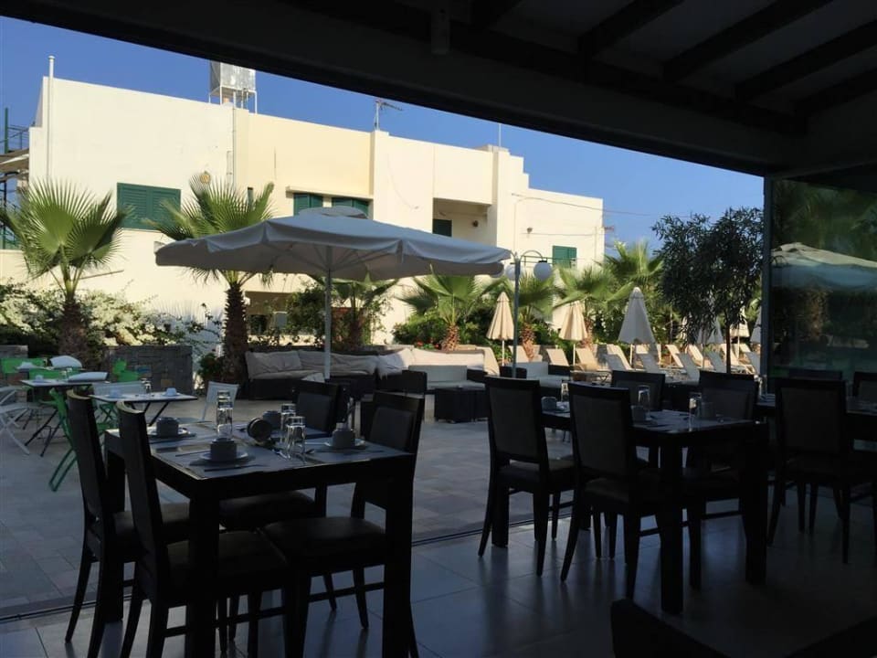 Restaurant, mit Blick auf den Pool Hotel Angela Studios & Apartments