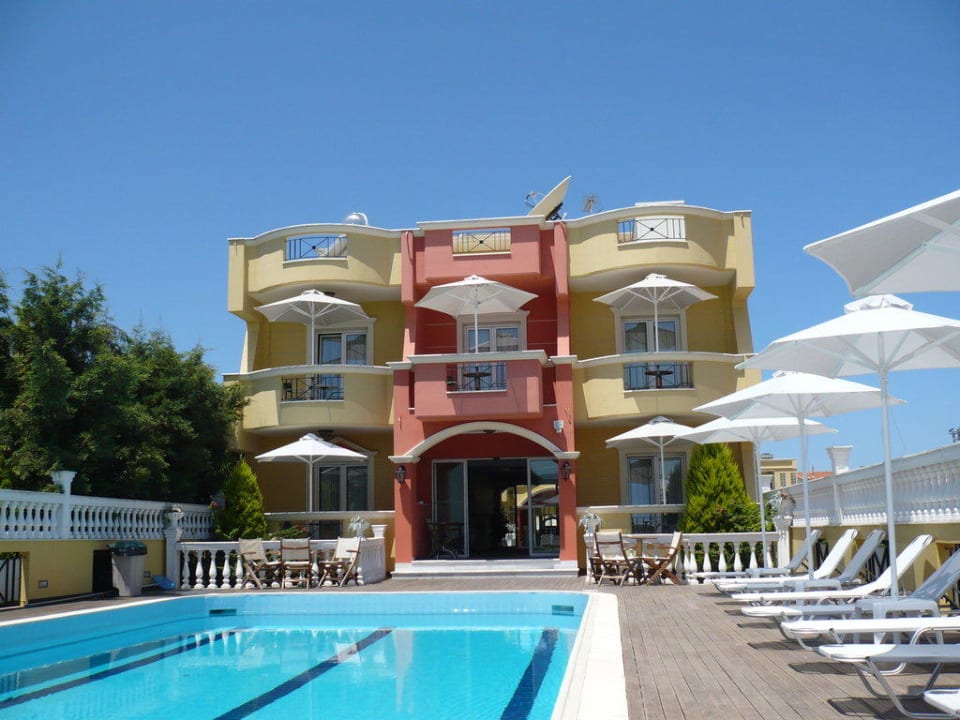 Pool und Zimmer im Hintergrund Hotel Cristina Maris