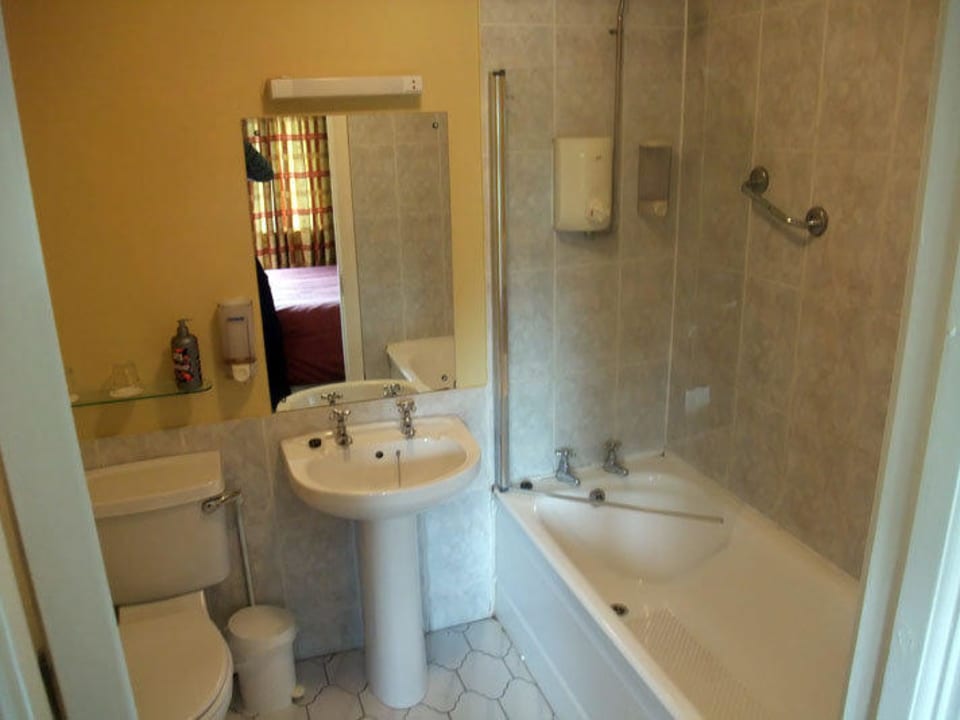 Bad mit Duschwanne Hotel Glenmore House