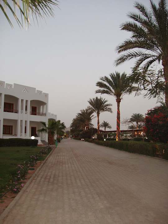 Blick in die Anlage Richtung Restaurant Happy Life Village