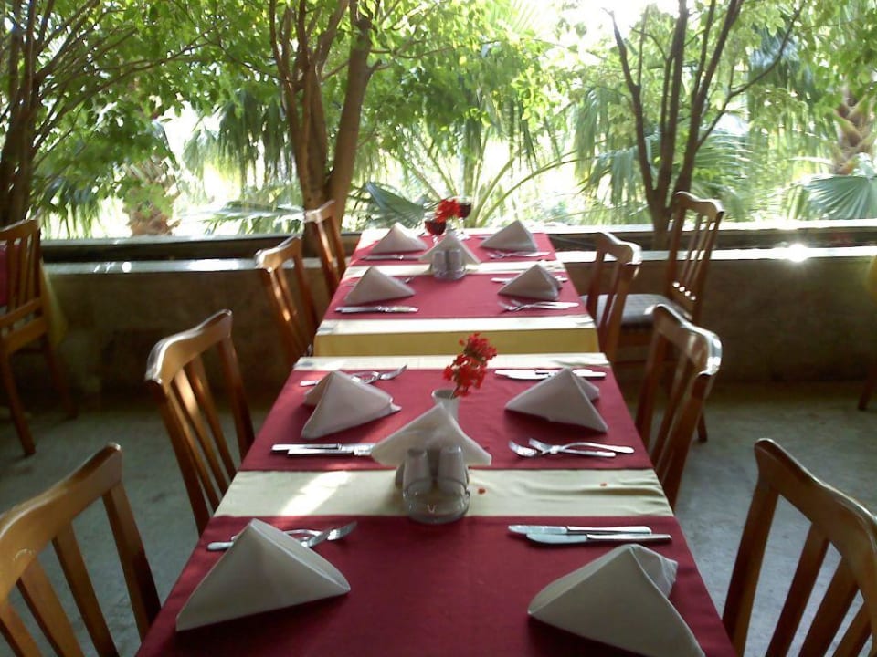 Tisch auf der Terrasse Hotel Süral Garden