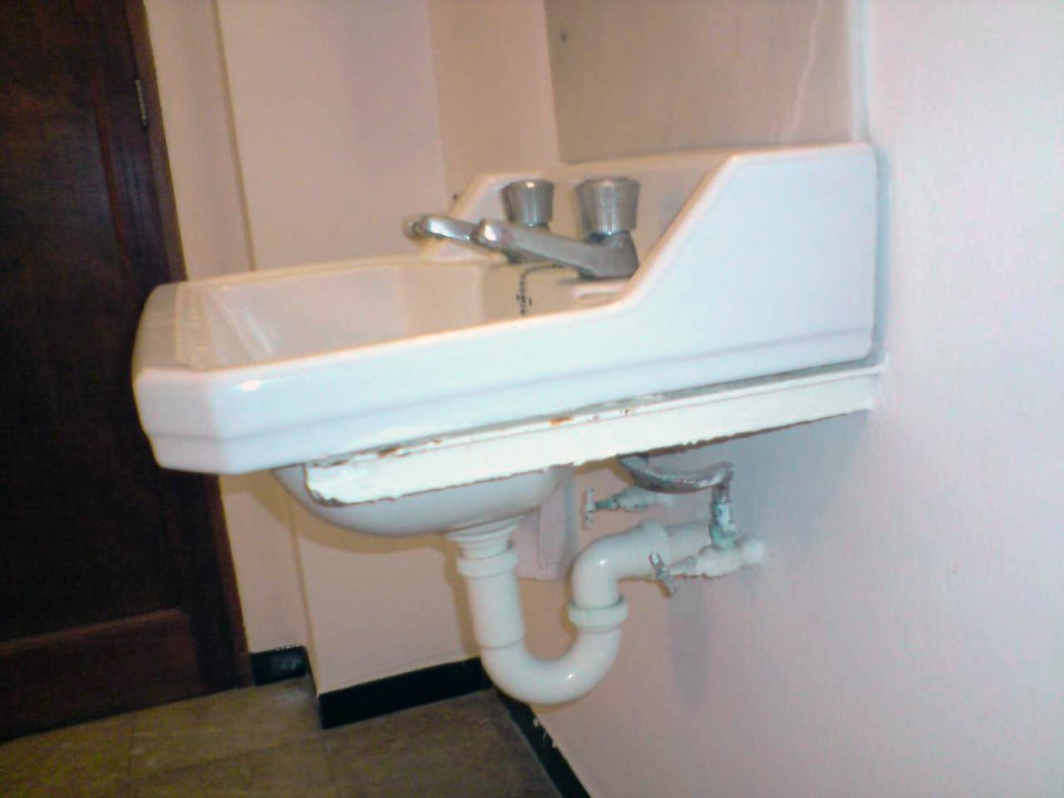 Waschmöglichkeit nur im Zimmer Som Suret Hotel