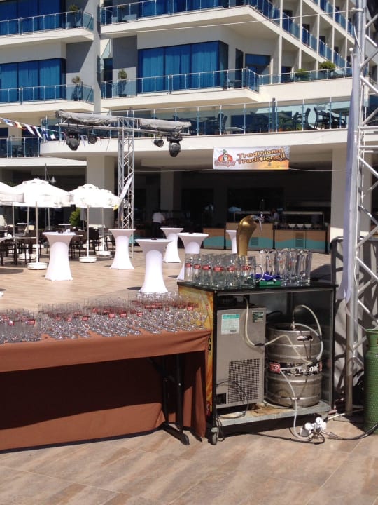 Oktoberfest - hinter dem Bierstand Commodore Elite Suites & Spa - Adults only