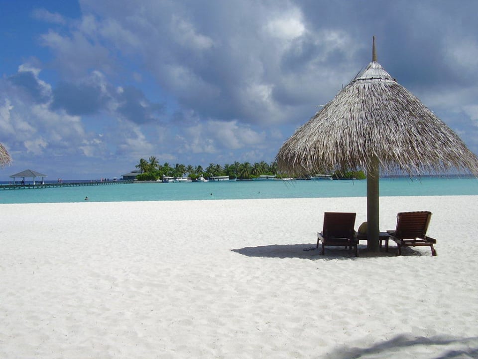 Strand zwischen Pool und Meer Villa Park Sun Island
