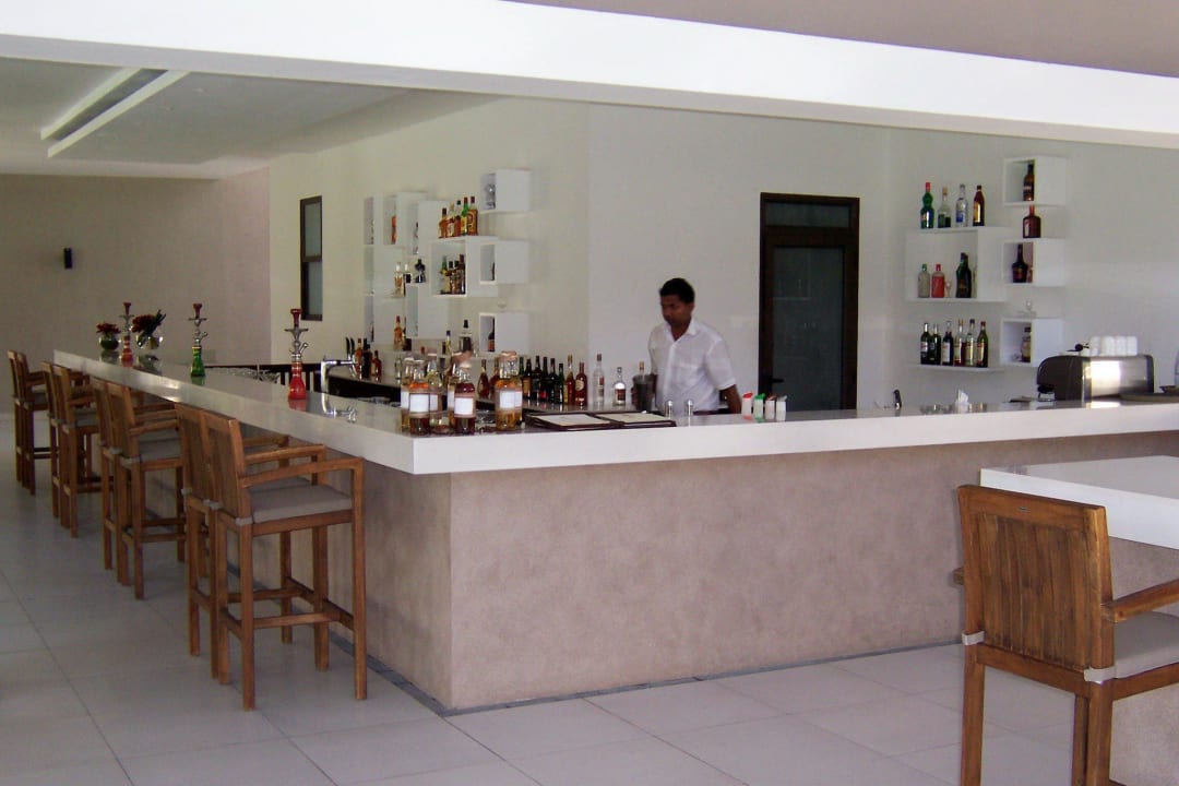 Hauptbar Crystals Beach Resort Belle Mare, a member of Radisson Individuals
