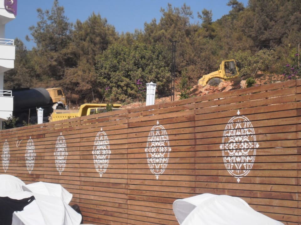 Hinter dem Pool Bauarbeiter Club Hotel Anjeliq