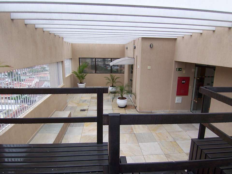 Terrasse beim Pool Hotel Travel Inn Guaratinguetá