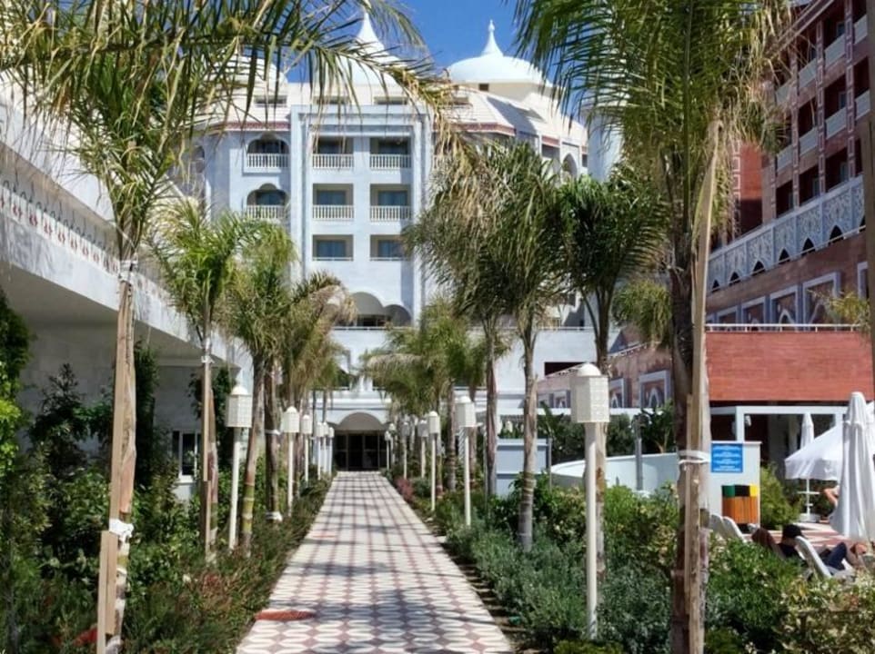 Weg zum Strand Royal Taj Mahal Hotel