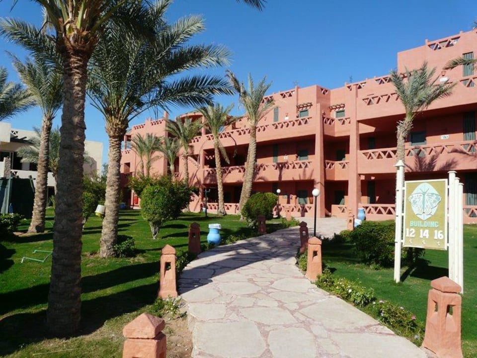 Jedna z hotelowych alejek Hotel Hauza Beach Resort