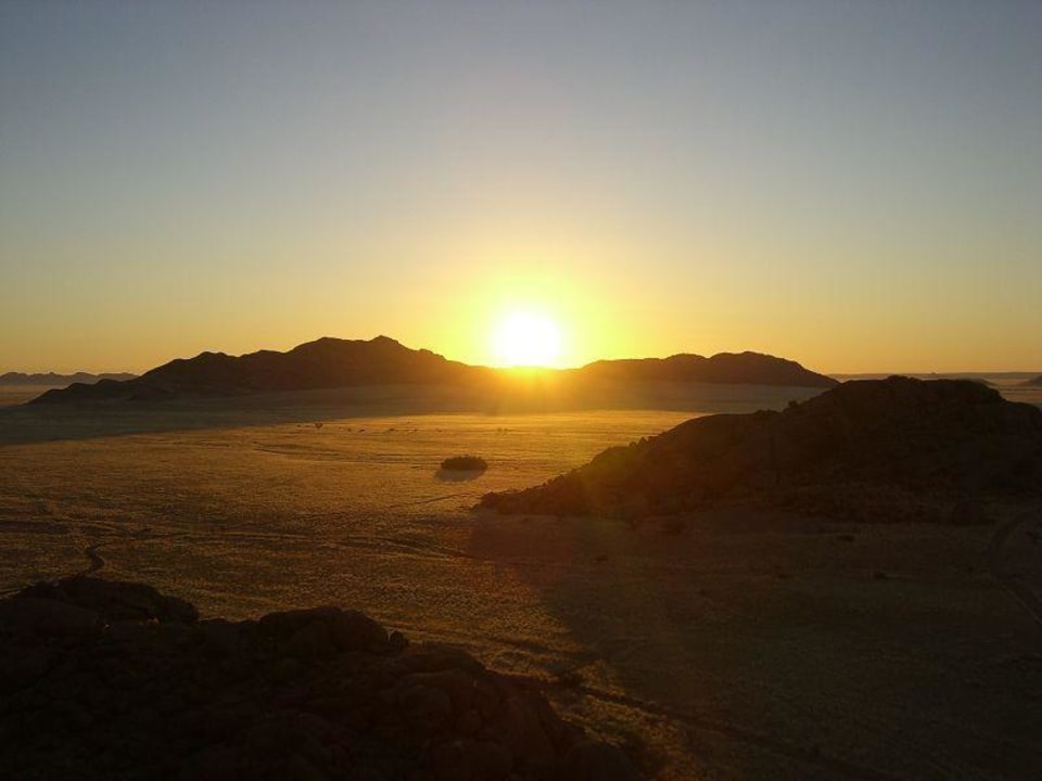 Sundowner vom Felsenhügel Namib Naukluft Lodge