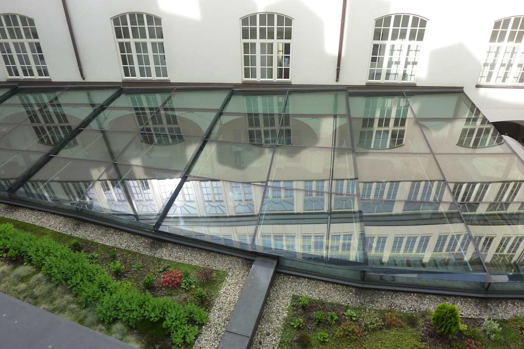 Vom Flur auf den Innenhof Hotel Golden Angel