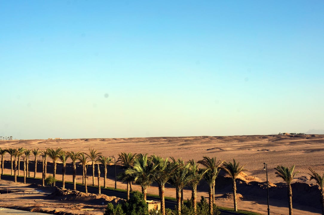 So sieht es hinterm Hotel aus-nichts als Wüste Premier Le Reve Hotel & Spa