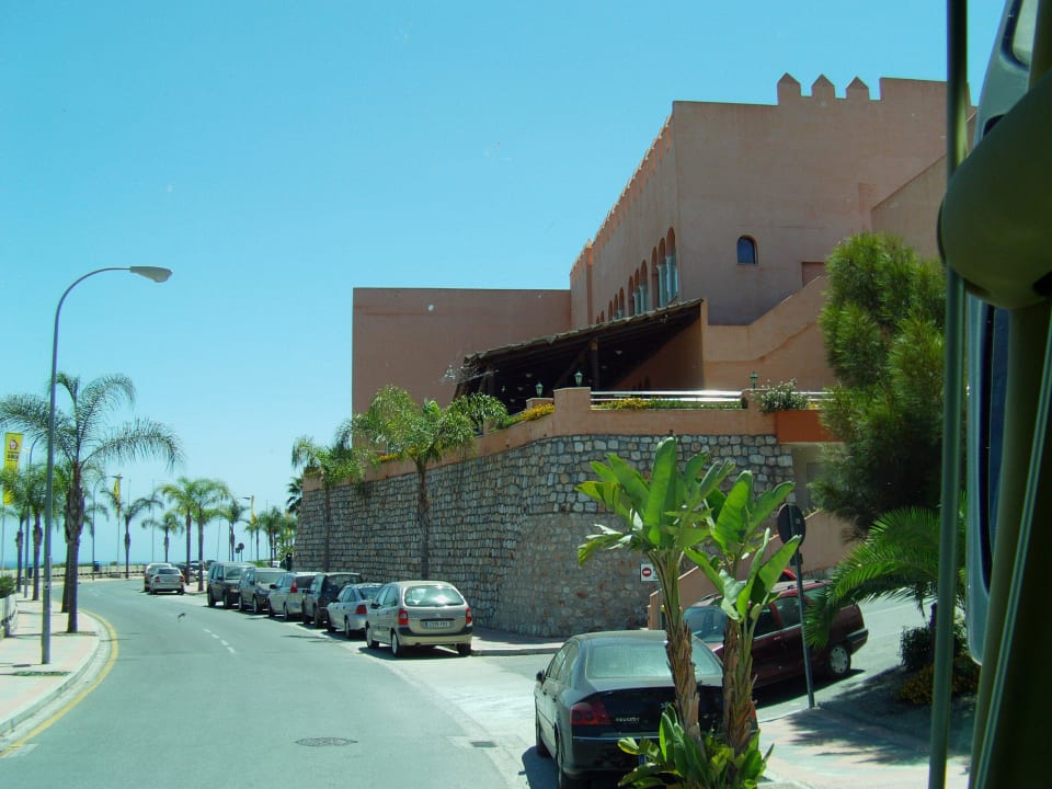 Hier unten hält der Bus  Playacálida Hotel