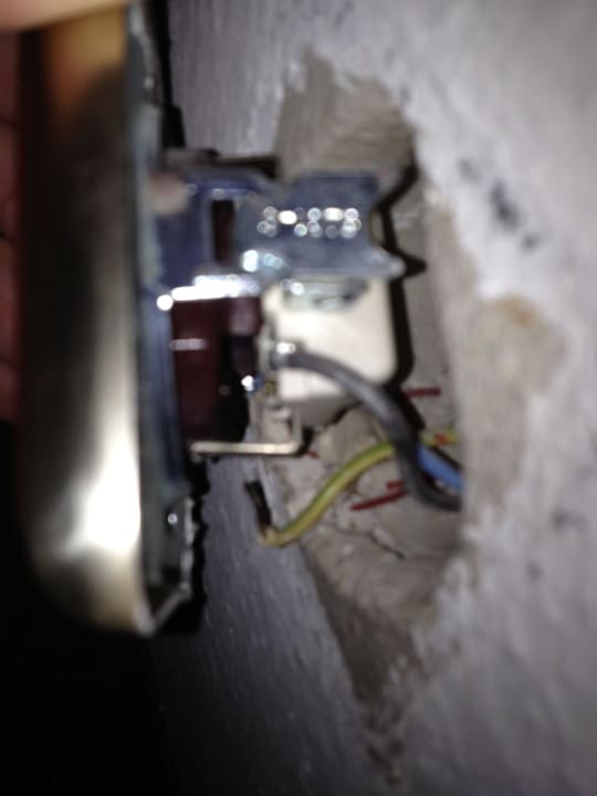 Steckdose mit offenen Adern QH Hotel