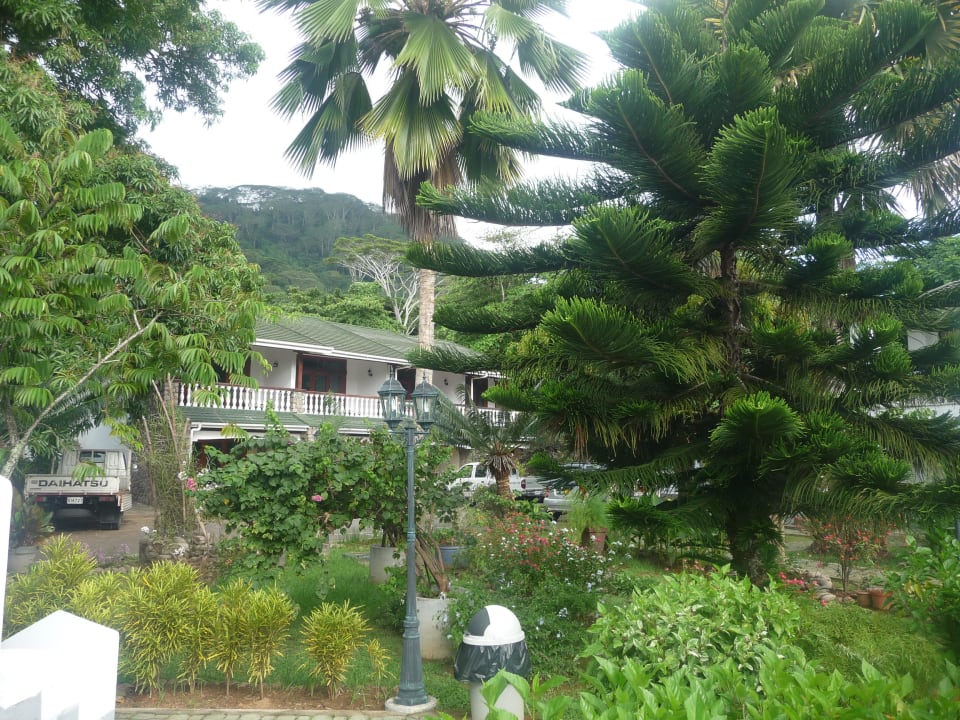 Garten mit Blick zu den Zimmern Sun Resort Mahe