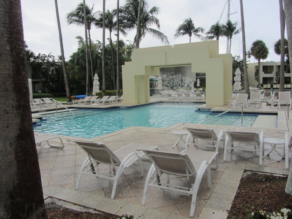 Pool mit Liegen Pier Sixty-Six Hotel & Marina