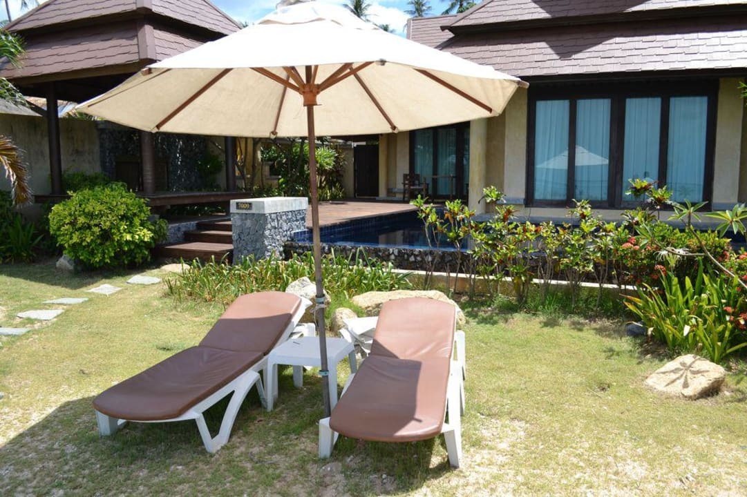 Eigene Liegen an der Poolvilla Nora Beach Resort & Spa