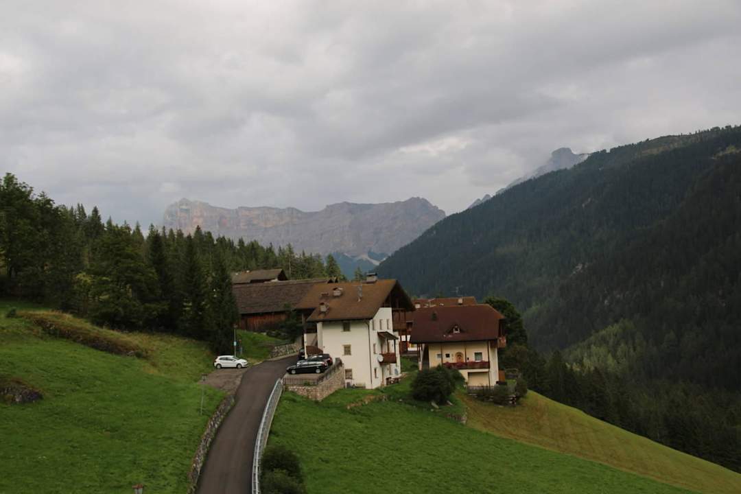 Ausblick zum Heilig Kreuz Hotel Sassongher