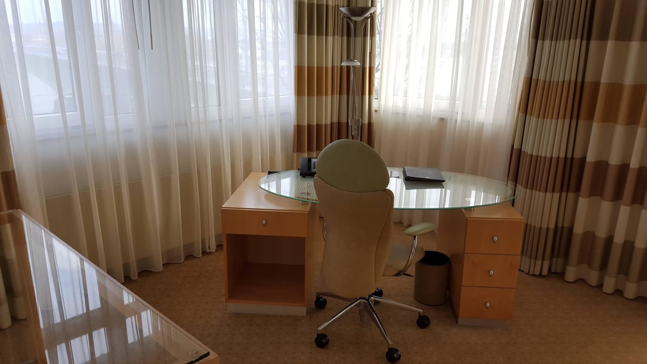 Schlafzimmer mit Schreibtisch Dorint Hotel Bonn