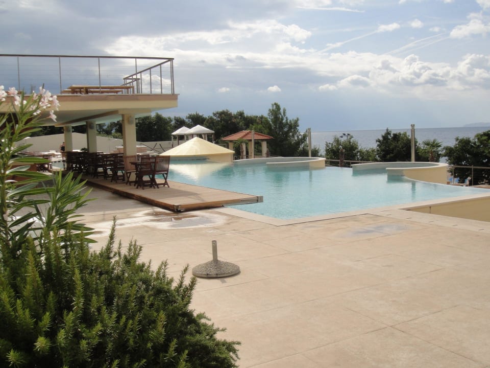 Pool mit italienischem Restaurant Wyndham Grand Novi Vinodolski Resort - The View & Family Apartments