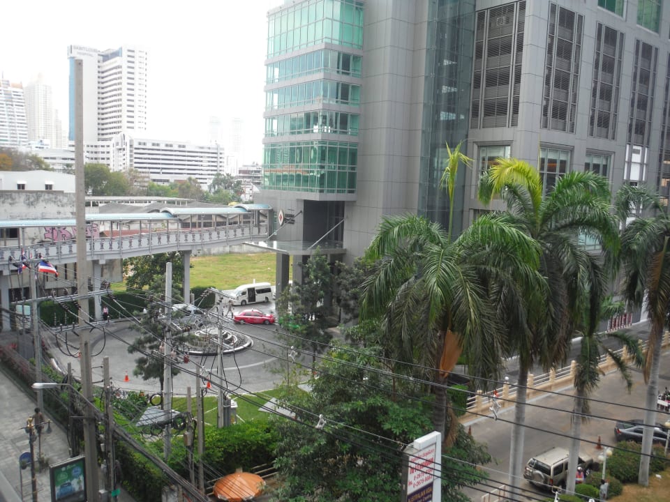 Von der Skytrain aus gesehen Eastin Grand Hotel Sathorn