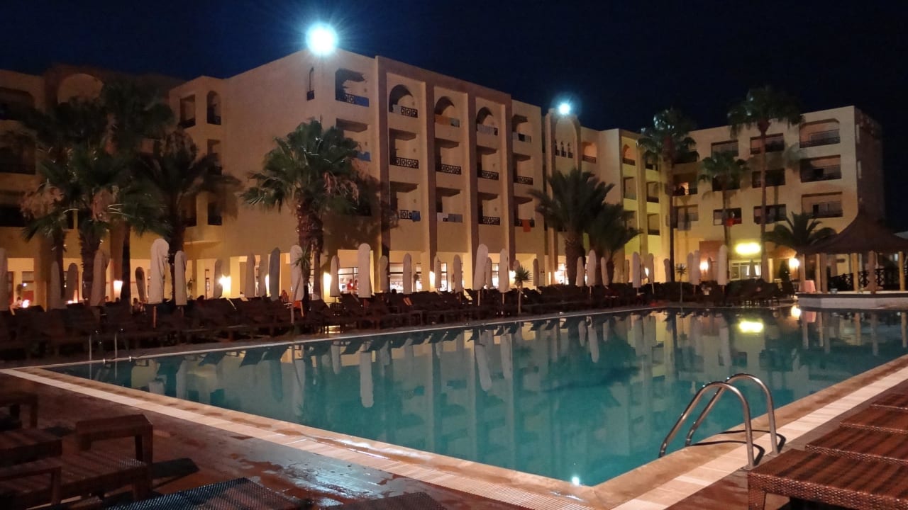 Widok nocą Hotel Paradis Palace