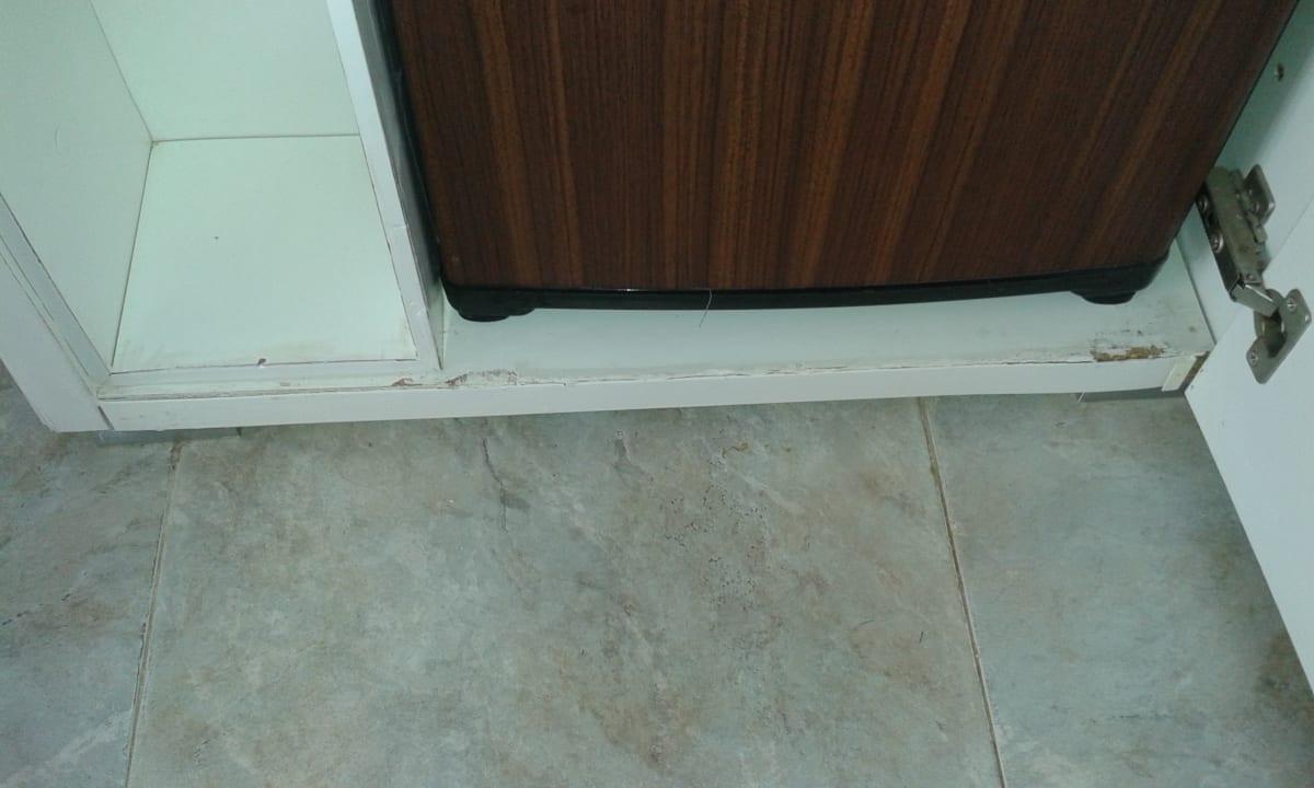 Schrank zum Kühlschrank kaputt und schmutzig Club Jandia Princess